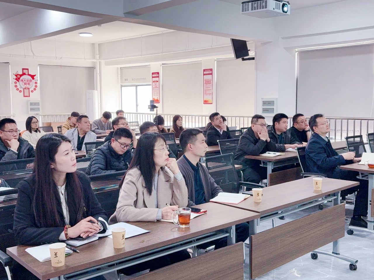 長江學者喬丕忠教授到我公司開展“智能壓電模塊設(shè)計及在混凝土結(jié)構(gòu)健康檢測的應(yīng)用”學術(shù)交流